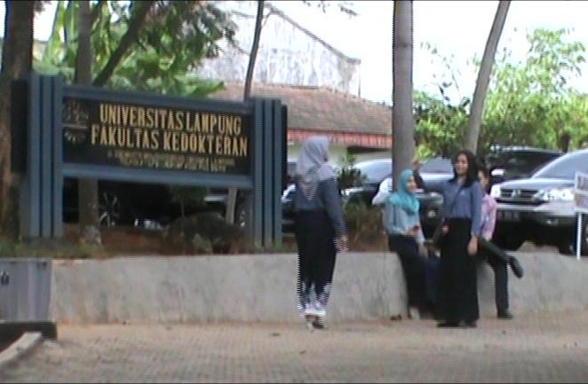 beberapa mahasiswa kedokteran unila sedang santai didepan gedung Tak Mampu Bayar UKT 20 Mahasiswa Baru Terancam Mundur