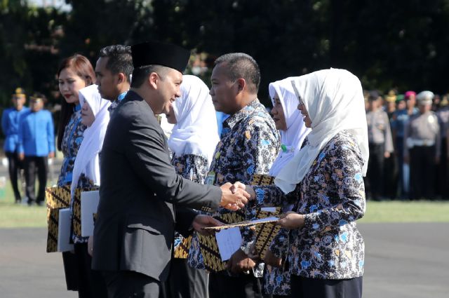 Peringati Hari Kesehatan Nasional, Gubernur Lampung Berikan Pernghargaan Kepada Tenaga Medis Teladan